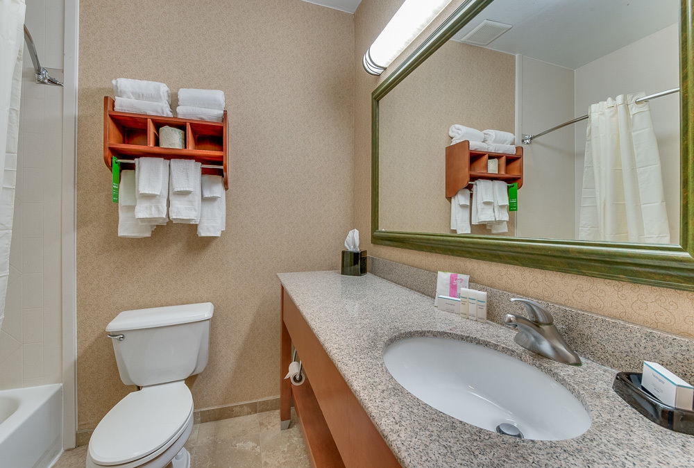 Baymont By Wyndham City/quail Springs Hotel